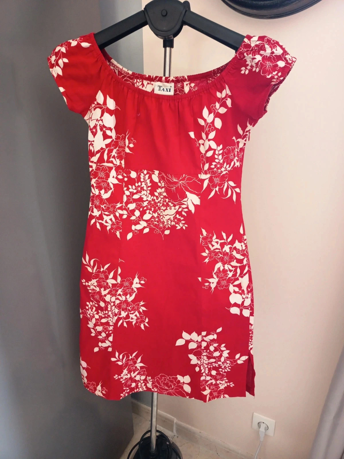 Robe rouge fleurs blanches
